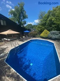 Centrally Located Lexington FUN-ZONE! Pool! Hottub! Game Room! Keeneland and UK Campus Close by! Pets Allowed for Fee! - Image 4