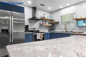 NEW Mid-Century Modern Retreat near 3 sisterSpring - Image 4