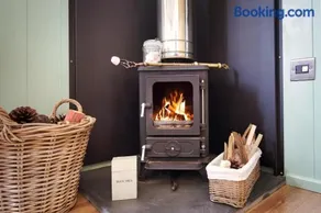 stayinhartland Quincecote shepherds hut - Image 2