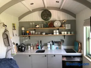 Coldharbour Luxury Shepherds Hut with Hot Tub - Image 5