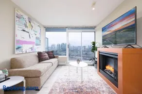 Modern Central Location with Pool Sauna & Jacuzzi - Image 2