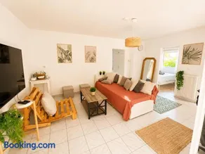 Family home with garden - Image 2