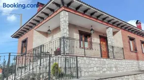 Family house in Peral de Arlanza with fenced garden - Image 3