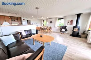 Cosy Holiday House Near Child Friendly Beach - Image 5