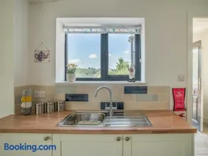 Stunning modern apartment in the Cotswolds sleeps six - Image 3