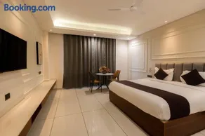Maniratnam Hotel And Resort - Image 1