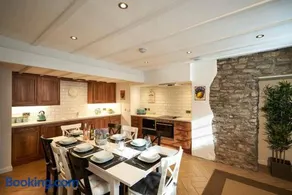 Thornhill Lodge, Historic 4 Bed, 4 Ensuite - Image 3