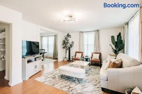 Bright, chic & spacious in the heart of St. Paul by Summit-University with porch and swing chairs - Image 1