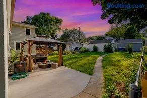Movie Game Room & Fire Pit Luxury Spacious Home - Image 2