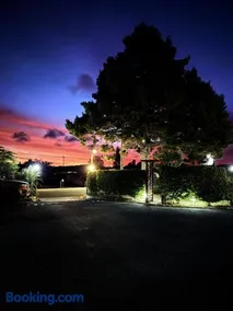 Camellia Court Family Motel - Image 2