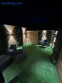 Luxury 3 Bed Boutique Home with 3 Ensuite Bedrooms - Image 4