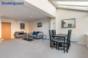 4Bed House Redhill Train Station - Image 4