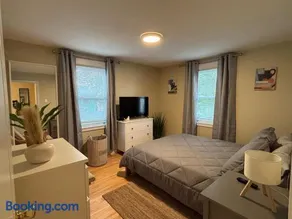 Modern 3 Bedroom with Parking in Boston - Image 5