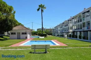 Apartamento con terraza privada y piscinas - Image 4