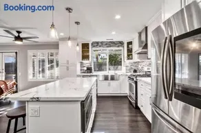 HUGE 5BR Family Retreat Backyard & Patio Lounge - Image 3