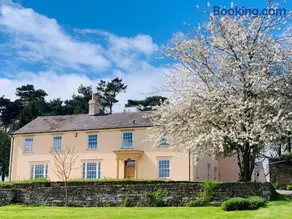Beautiful farm house with dedicated sitting and media room for guest's use - Image 1