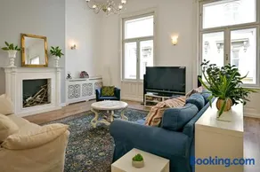Urban Haven - 3 Beds, 3 Baths, Free Parking, Near Central Market - Image 1