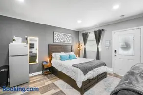 Luxury Cozy Studio with Firepit - Image 2