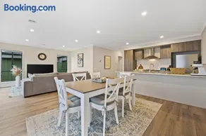 Ballarat Modern Oasis, Stylish 3 bedroom 2 bathroom Retreat, Newly build, New appliances, beds and furniture, Walking distance to Shopping mall - Image 2