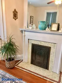 Historic Upstairs Apartment - Image 3