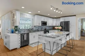 Minutes to boat ramps and beach and private pool! - Image 5
