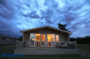 Woodpecker Lodge - Brook Meadow - sleeps 4 plus 2 - no pets - Image 3