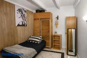 Affordable & cosy, close to train station, CBD & Airport - Image 2