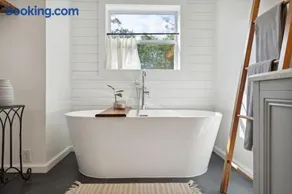 Stylish Catskills Escape Near Town & Trails - Image 1