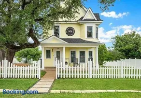The Main Street House, in the heart of Marble Falls - Image 1