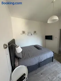 Bright bedroom with king side bed and shared bathroom or whole one bedroom apartment - Image 5