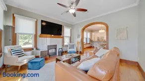 The Blue House -Historic-Updated-Walkable - Image 3
