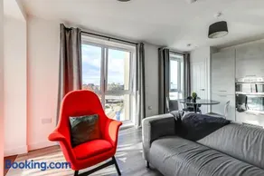 City Living! ChelmsfordCityCentre 2Bed2Bath Free Parking Balcony by The Opulent Property Project UK - Image 4