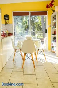 Yellow Cottage - bush and beach - Image 4