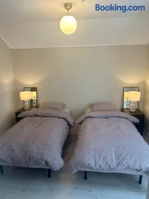 Sentralt i rolig bygård, med heis, egen, veranda & 85" Smart TV - Image 5