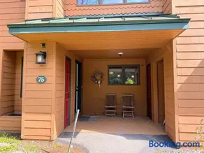 W75 Cozy Bretton Woods Retreat - Gas Fireplace - 2 min to Ski Area - Tennis Courts & Hiking Trails - Image 3
