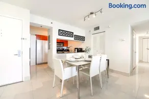 Breathtaking Water Views at Brickell Condo - Image 2