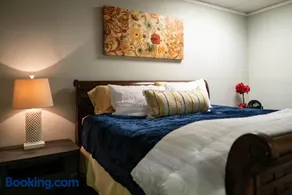 1-bedroom apartment, sleeps 4, in lovely Pilot Mountain-walk to Main st! Unit 2 - Image 1