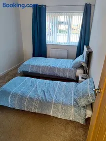 Countryside 2 Bed Bungalow with Stunning Views Free WiFi and Parking Ideal for Business and Leisure - Image 2