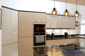 Stunning Coach House - Image 3