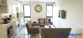 MPL Ensuites with kitchenettes Suites - Leeds City - Netflix & WIFI- First Direct & 02 Arena- LGI Hospital & Uni 5 Mins - Image 4