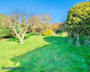 Beautiful Garden Room with Private Entrance - Image 5