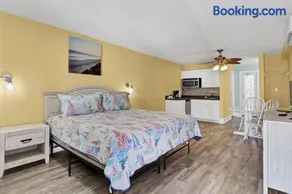 Surf City Getaway- Motel Unit - Walk to Beach - Image 1