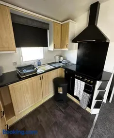 2 Bed Mobile Home Sea Views, Centre Field - Image 4