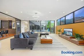 Putney Brand New Luxury House Pool & Waterview - Image 1
