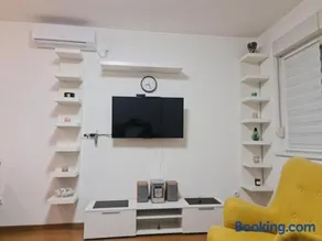 Porodicno-poslovni udoban stan - Image 1