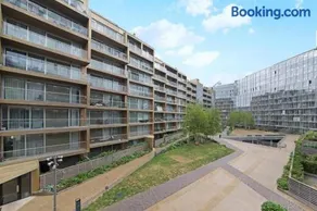 Luxury 1BR Apartment - Battersea Power Station - Image 2