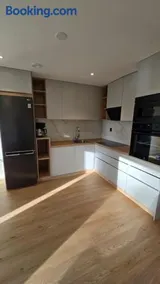 Exklusivt nybyggt boende nära Astrid Lindgrens Värld balkong, parkering & trädgårdsutsikt - Image 3