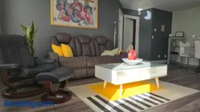 Modern Coastal 2BR Retreat with Private Hot Tub in Vancouver BC - Image 4