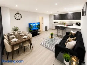North West London 3-Bed Flat Sleeps 7 with Garden - Image 1