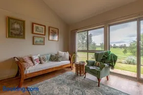 Meander Retreat - King Suite with rural views - Image 2